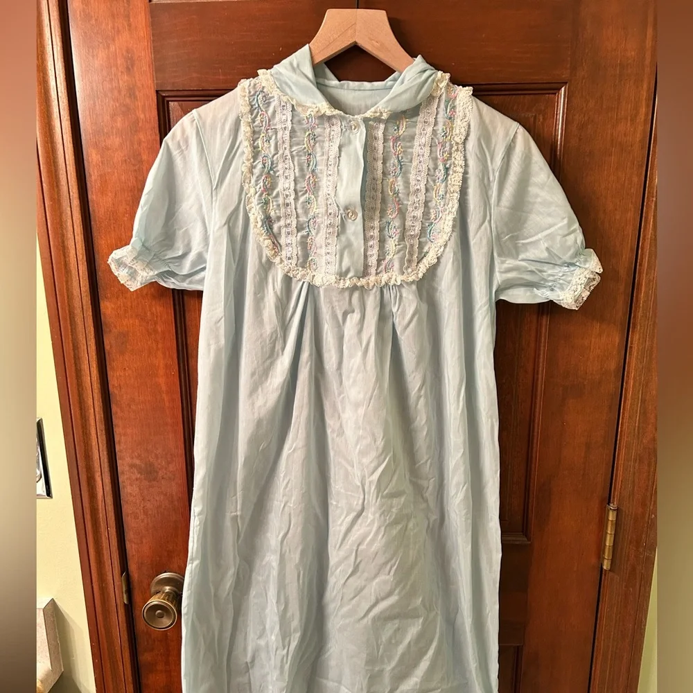 VTG Lightweight cotton lace trim embroidered nightgown. No brand or size tag - Picture 2 of 5